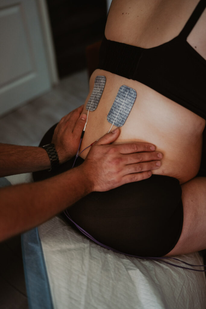 Geboortefotograaf Ede, steuntje in de rug voor de barende vrouw