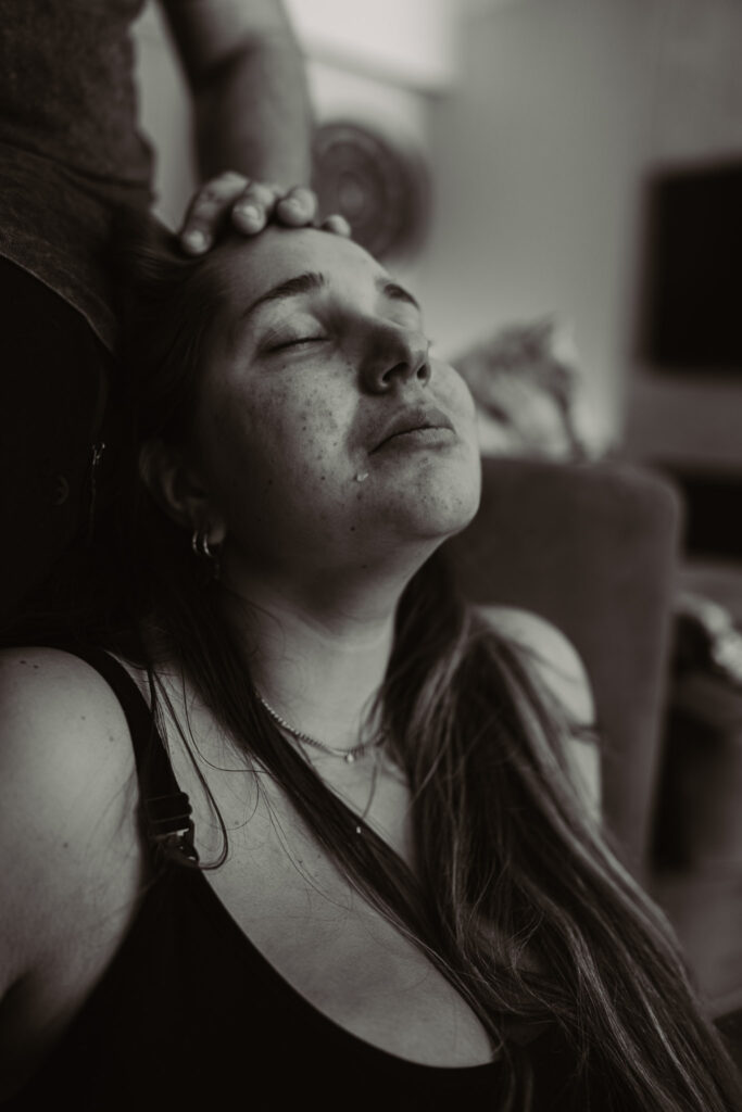 Vrouw met traan over haar wang tijdens hevige wee – emotioneel bevallingsmoment