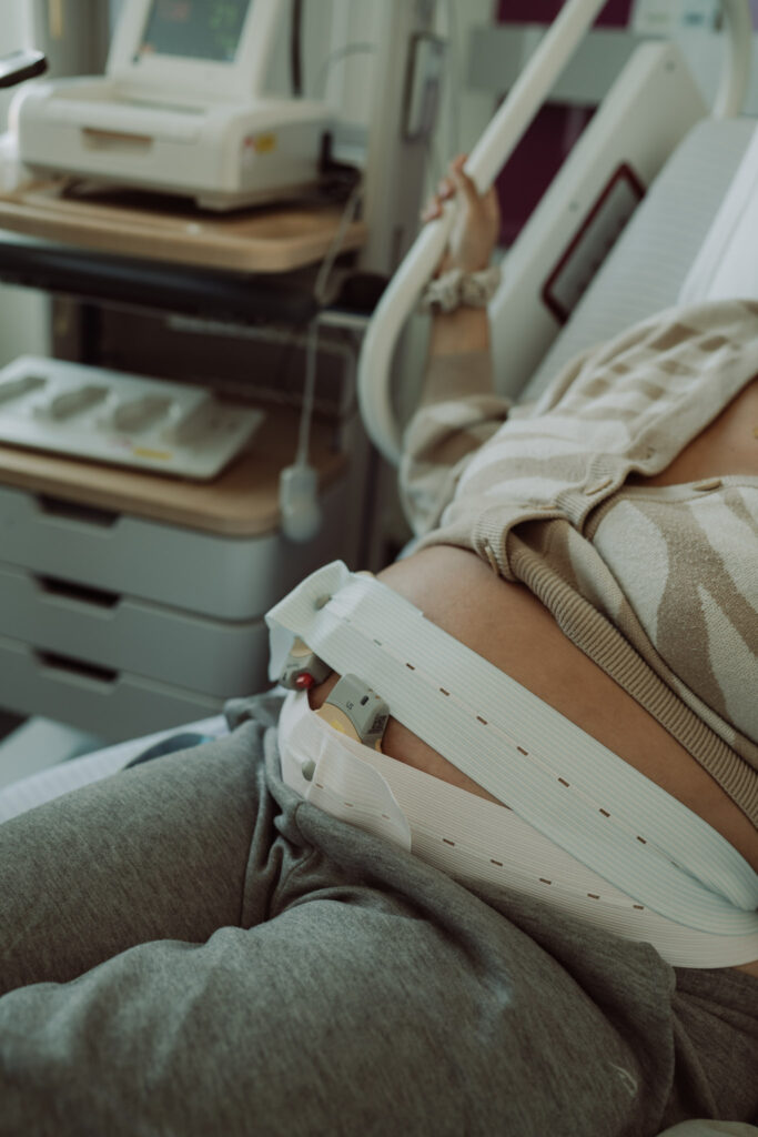 Geboortefotograaf Arnhem | Barende vrouw aan CTG in Arnhem, Rijnstate ziekenhuis