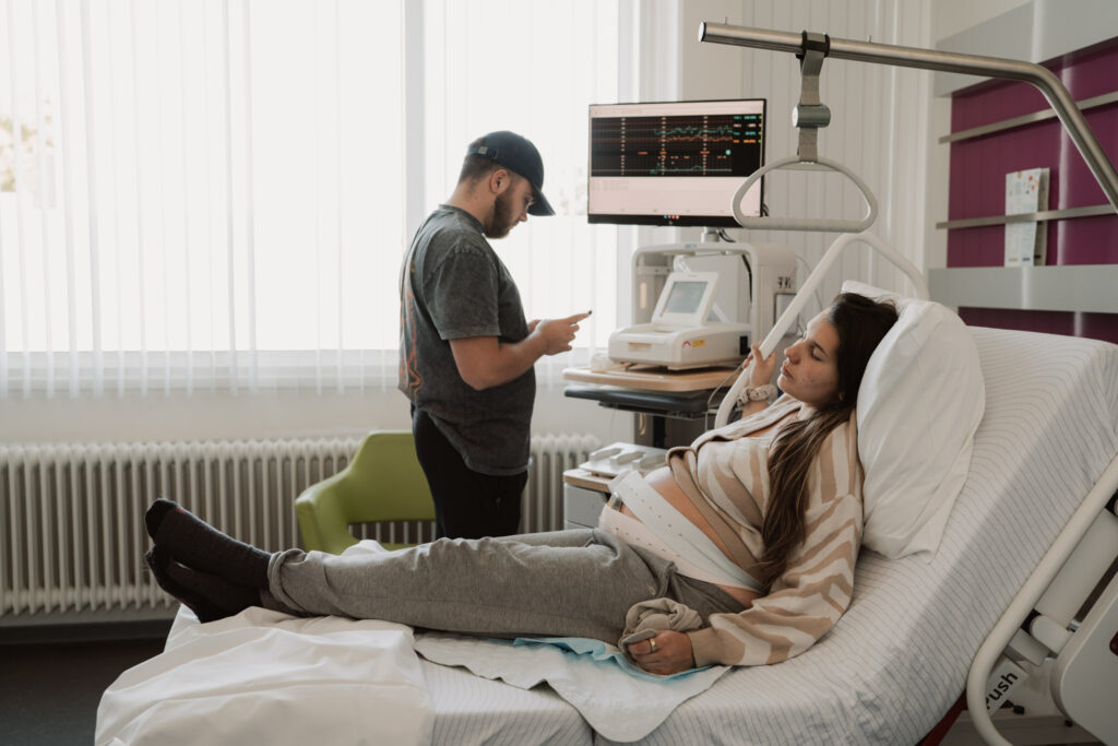 Bevallingsfoto Slingeland Ziekenhuis – vrouw aan de CTG-monitor