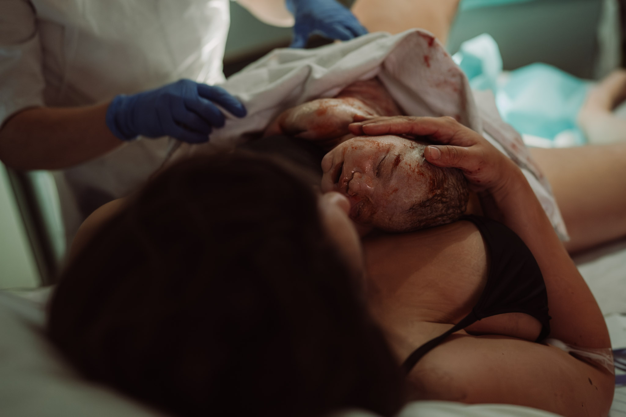 pasgeboren baby op de borst van de moeder na ziekenhuisbevalling in Utrecht