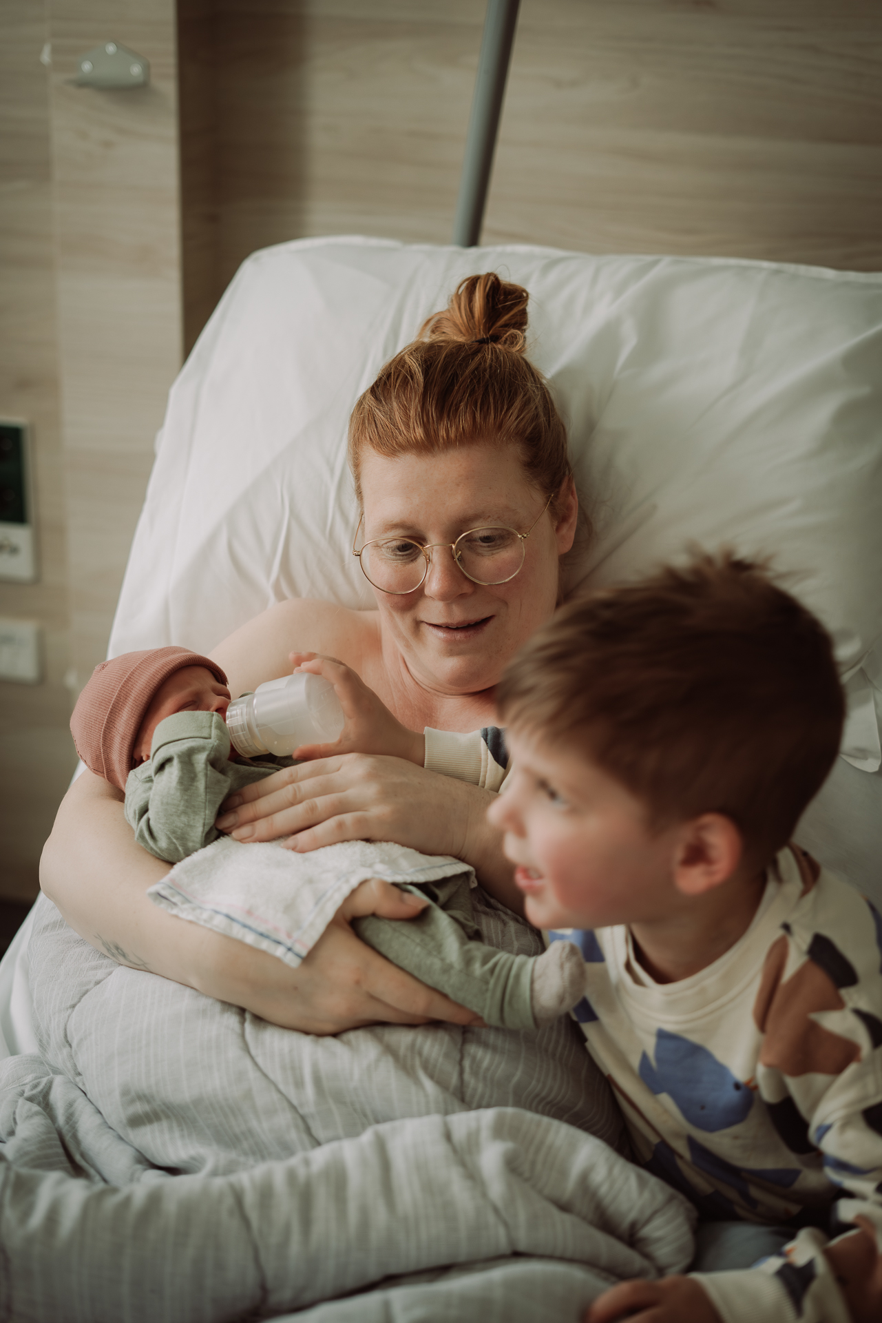 Moeder en baby na de geboorte gefotografeerd in Gelderland