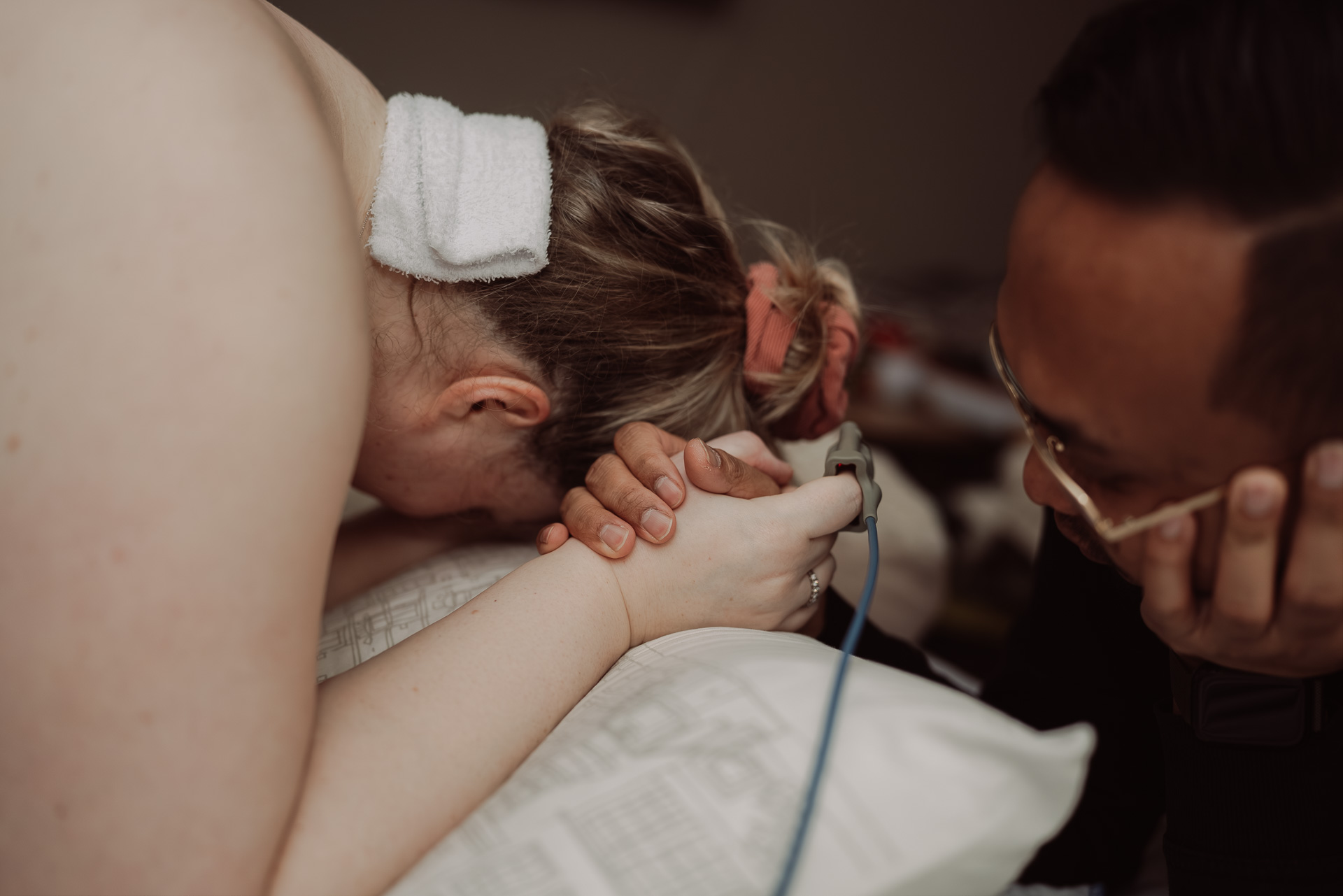 Documentair geboortemoment vastgelegd door geboortefotograaf in Gelderland