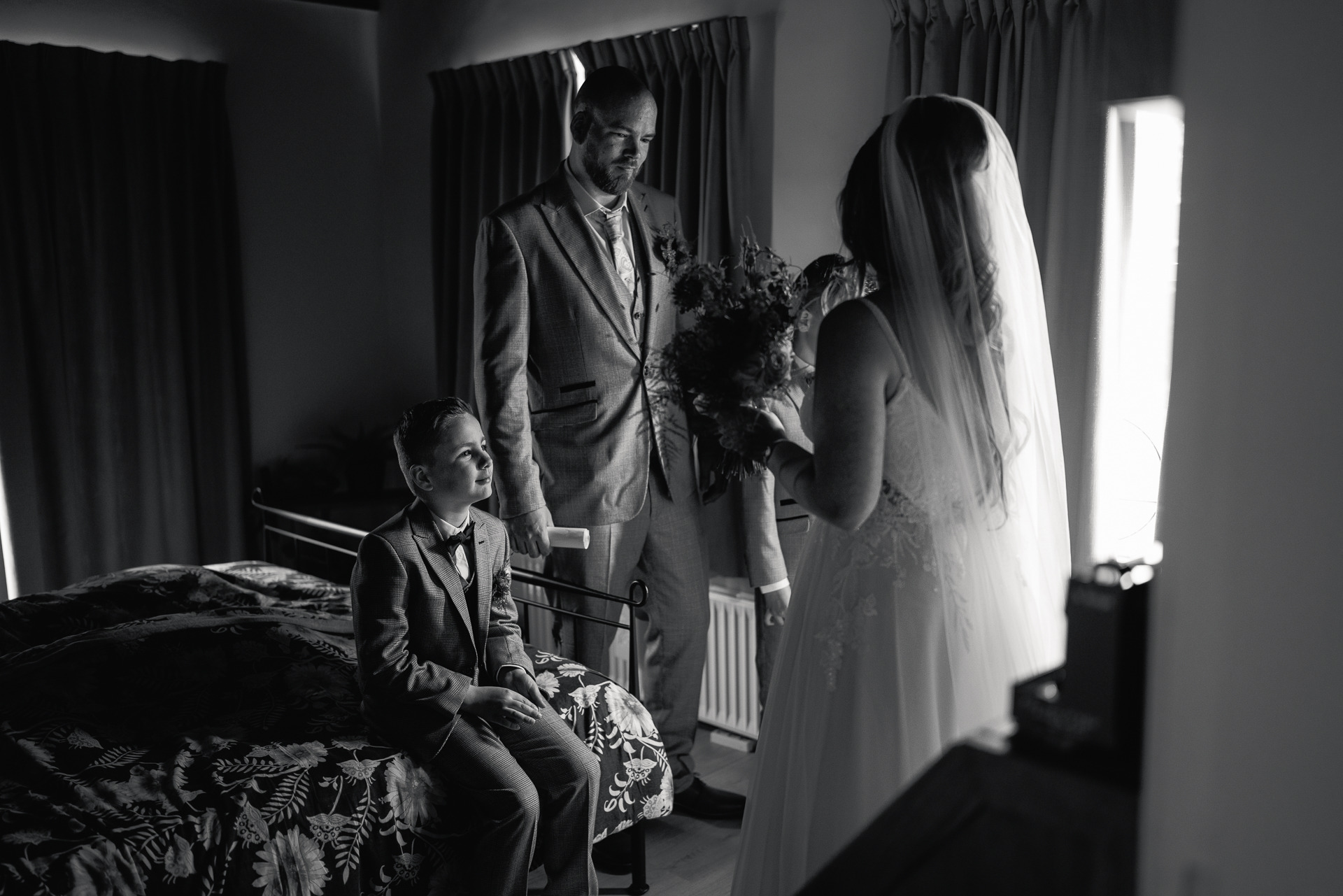 Documentair moment vlak voor de trouwceremonie