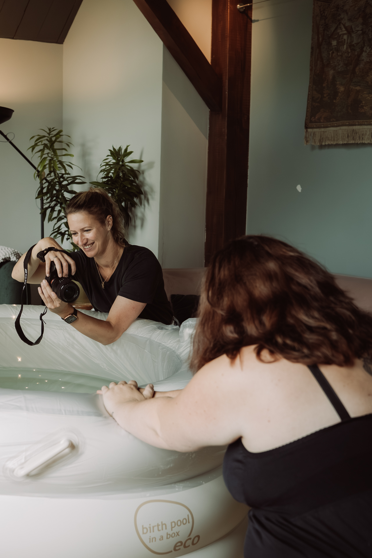 Denise tijdens een geboorte met camera
