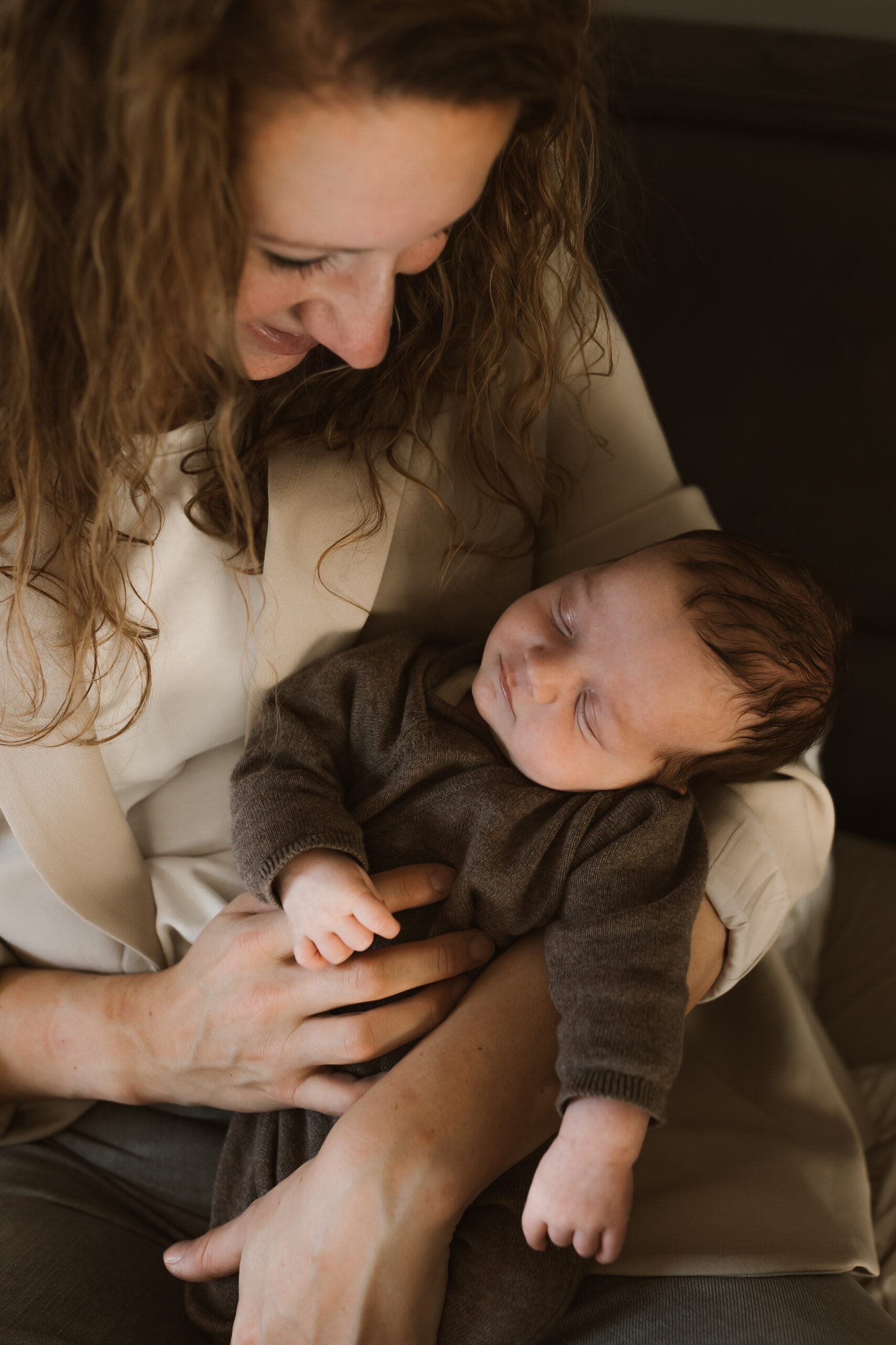 Denise met Luuk tijdens een newbornreportage