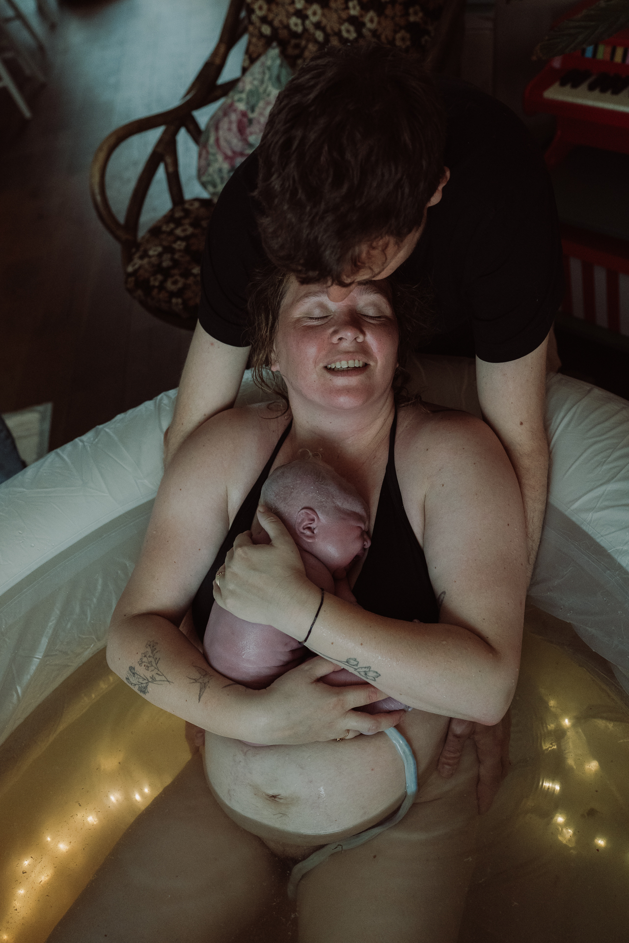 Een moeder tijdens haar bevalling, gefotografeerd door Denise Boelhouwer