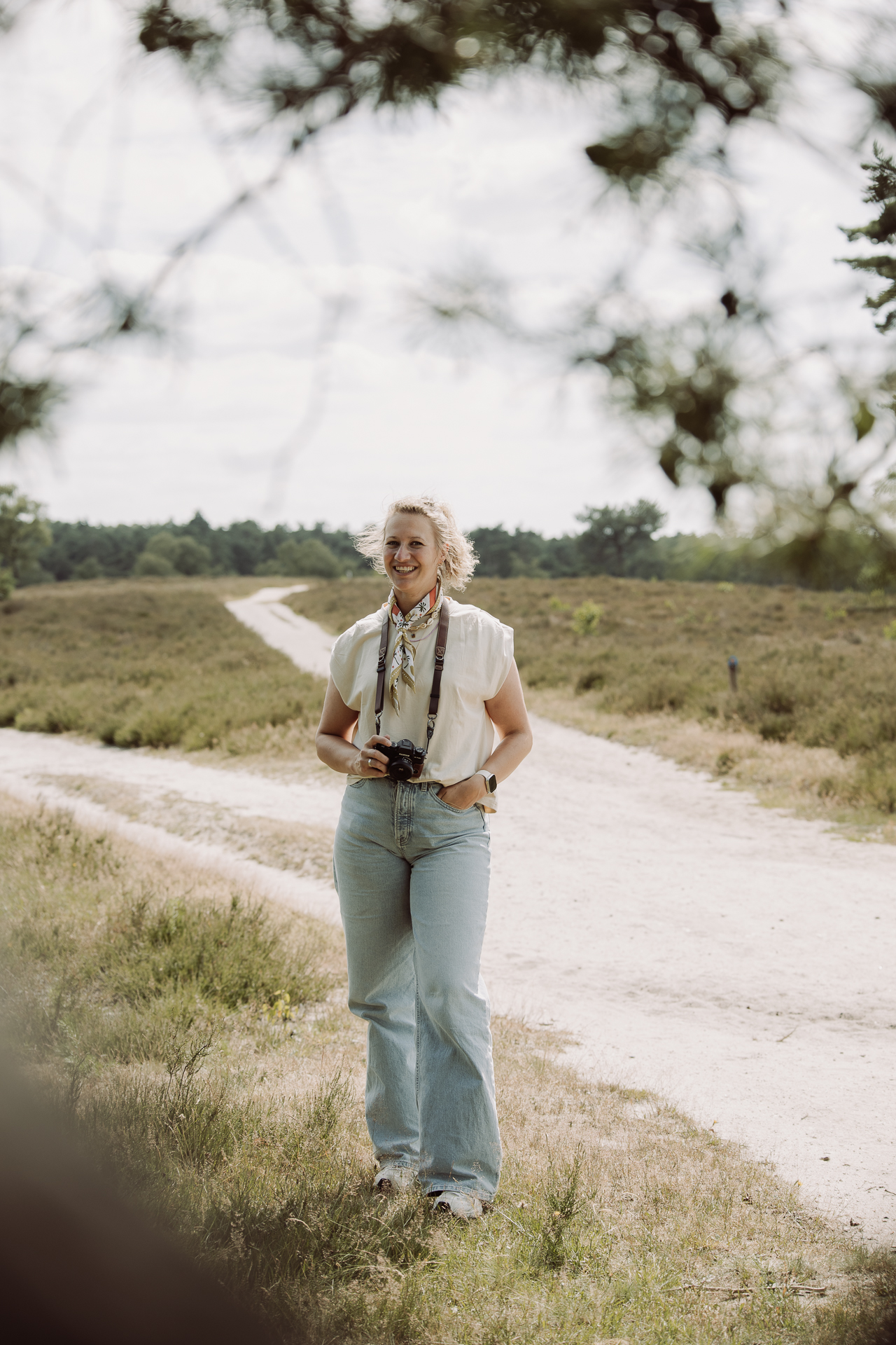 Denise tijdens wandeling op de heide met camera