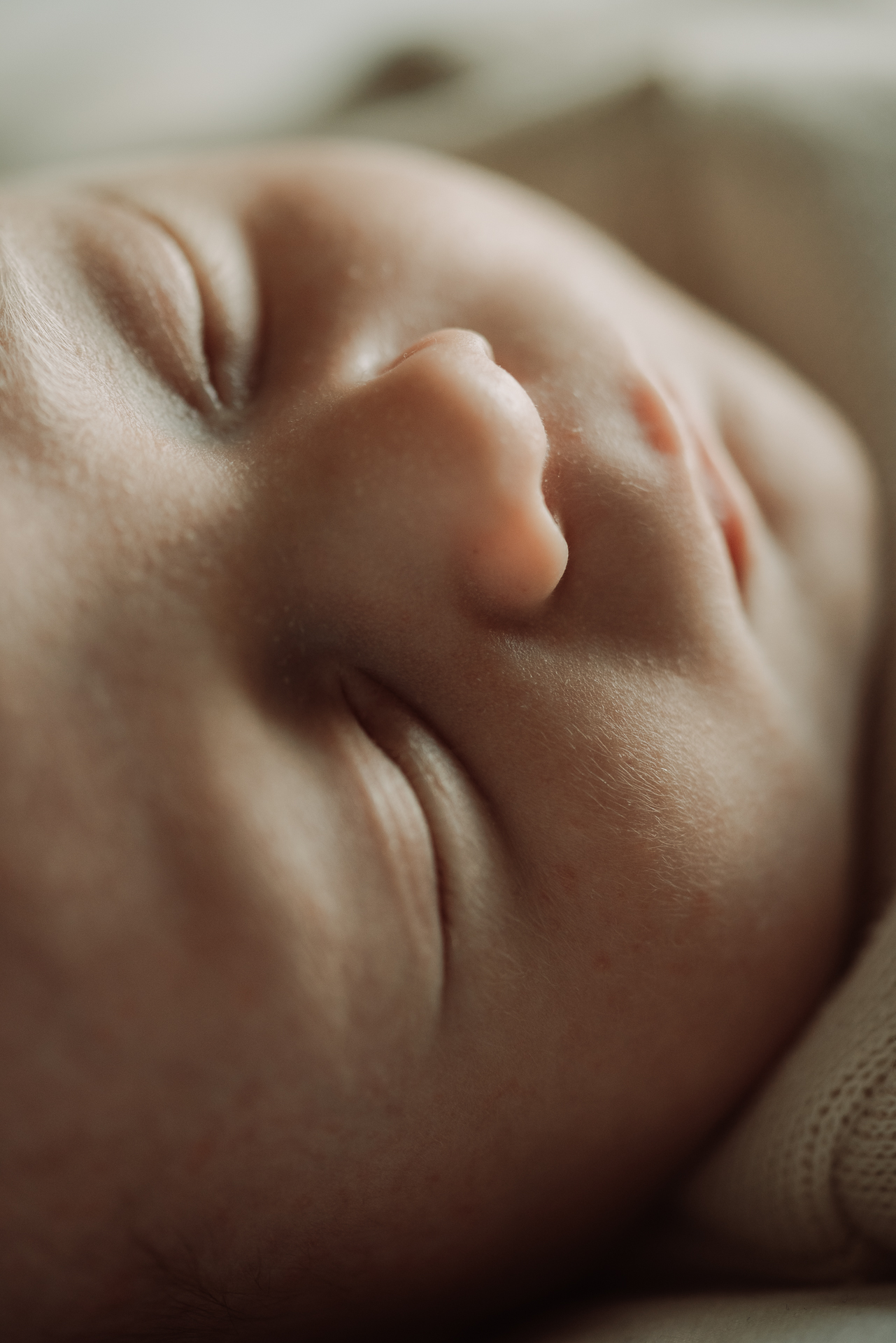 Close-up van een slapende pasgeboren baby tijdens een newbornreportage thuis