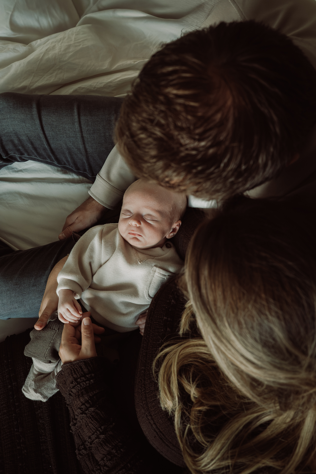 Ouders met hun pasgeboren baby thuis tijdens een Day in the Life reportage